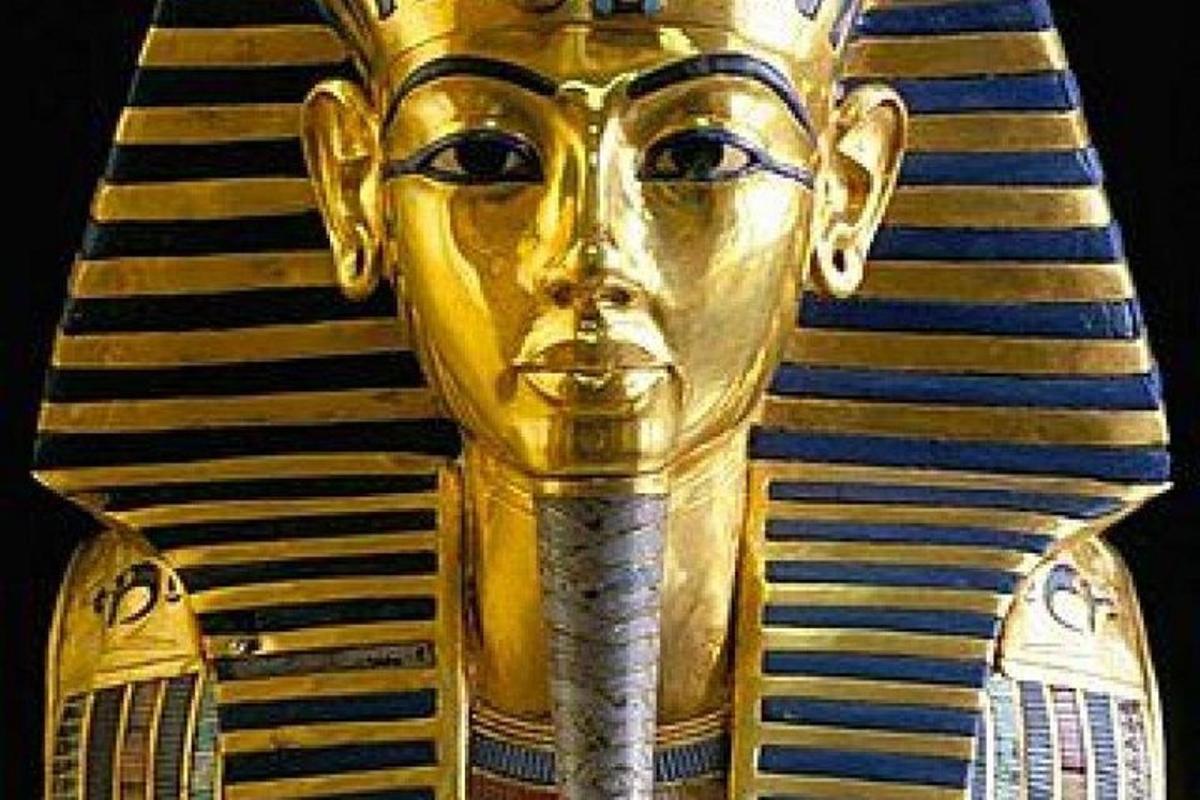 una estatua de oro de una cabeza con una lanza