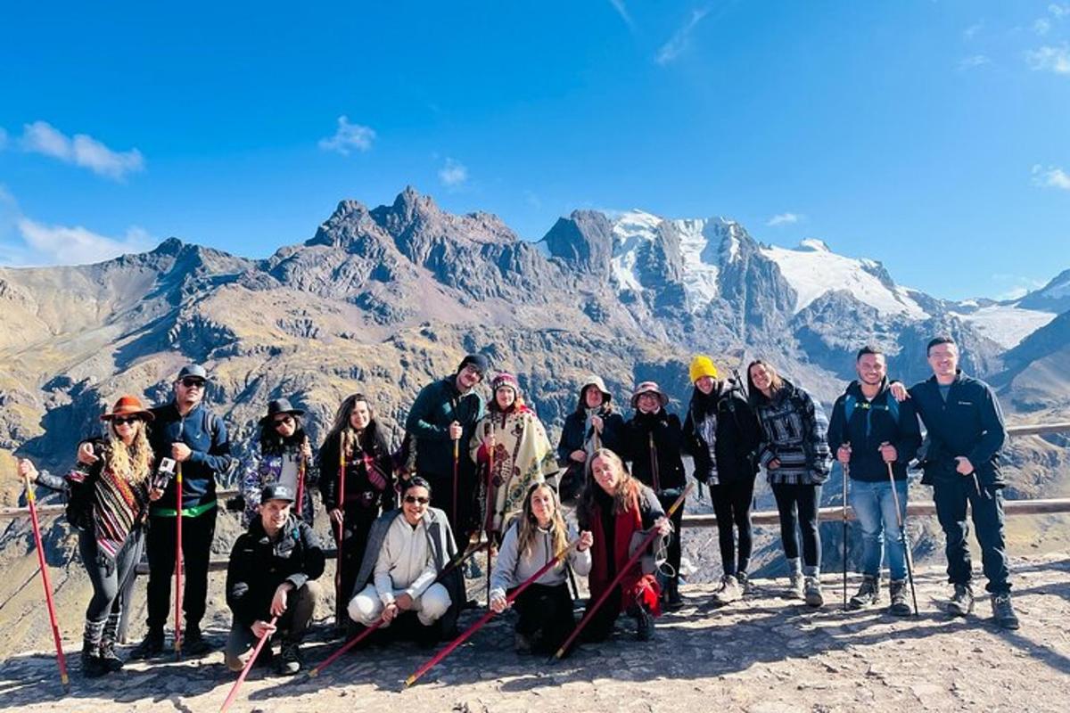 група людей позує для фотографії на горі