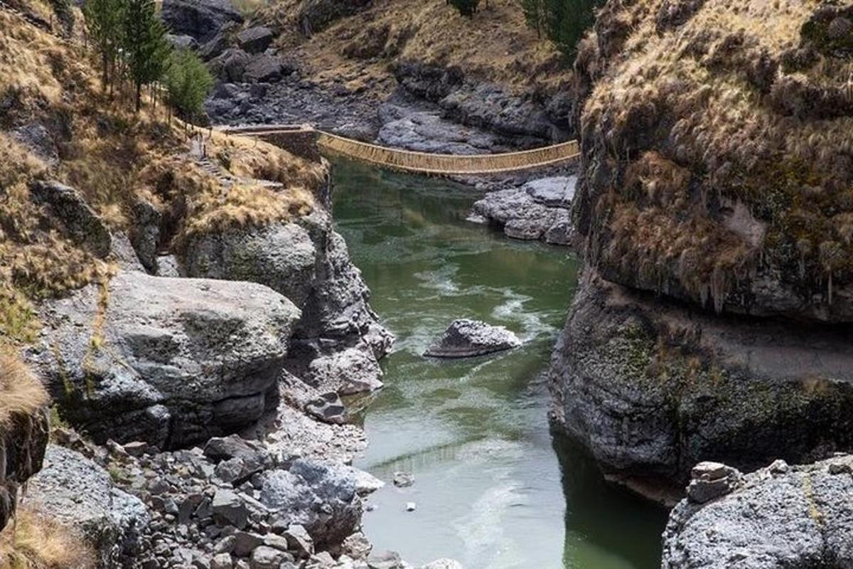un ponte sopra un fiume in un canyon roccioso