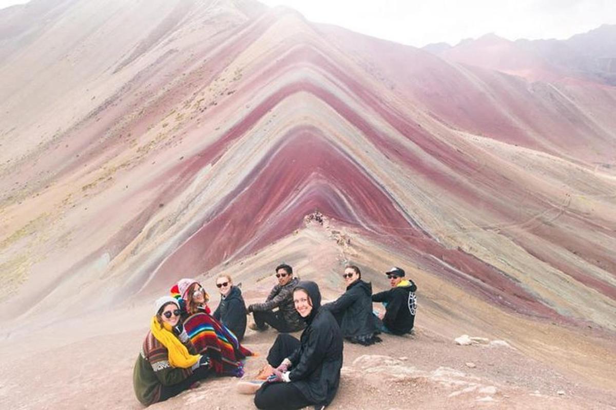 un grup de oameni așezați pe vârful unui munte