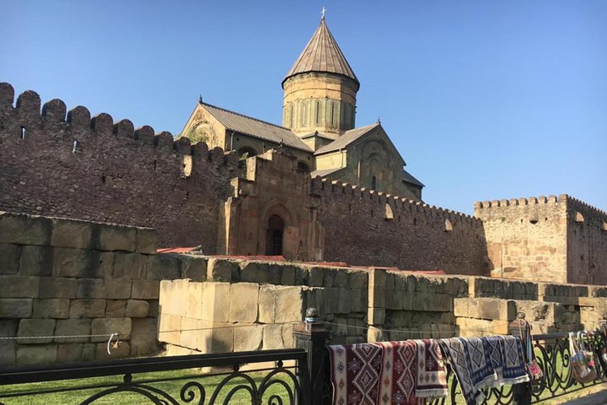 um edifício com uma torre no topo de um muro