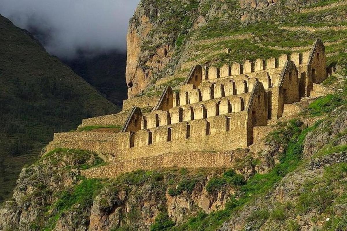 un edificio sul fianco di una montagna
