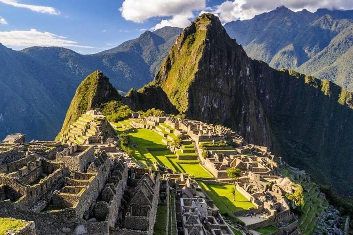 una vista de les ruïnes de Machu Picchu a les muntanyes