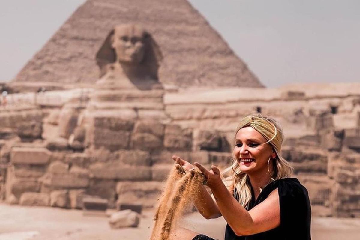 una mujer posando frente a la pirámide