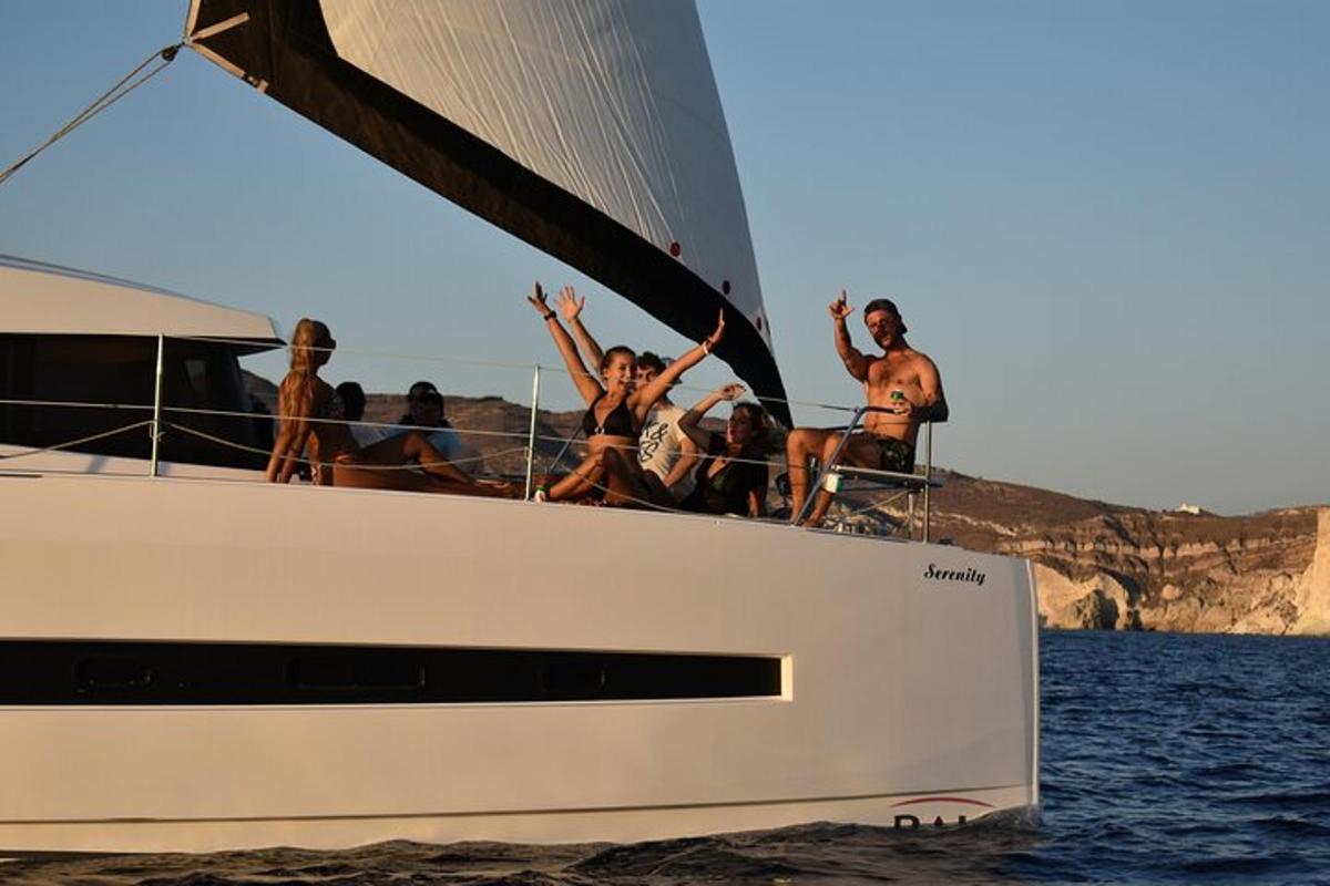 un gruppo di persone su una barca in acqua