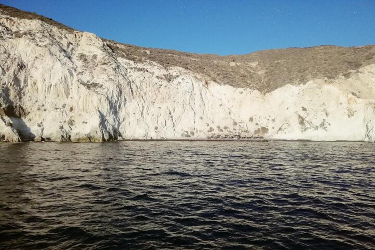 una scogliera bianca che si trova accanto a uno specchio d'acqua
