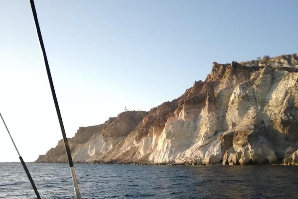 un vaixell a l'aigua al costat d'una muntanya