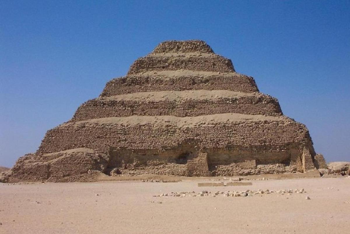 una grande piramide in mezzo al deserto