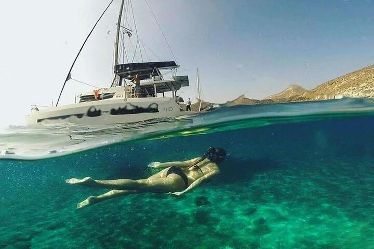 una donna sdraiata nell'acqua accanto a una barca