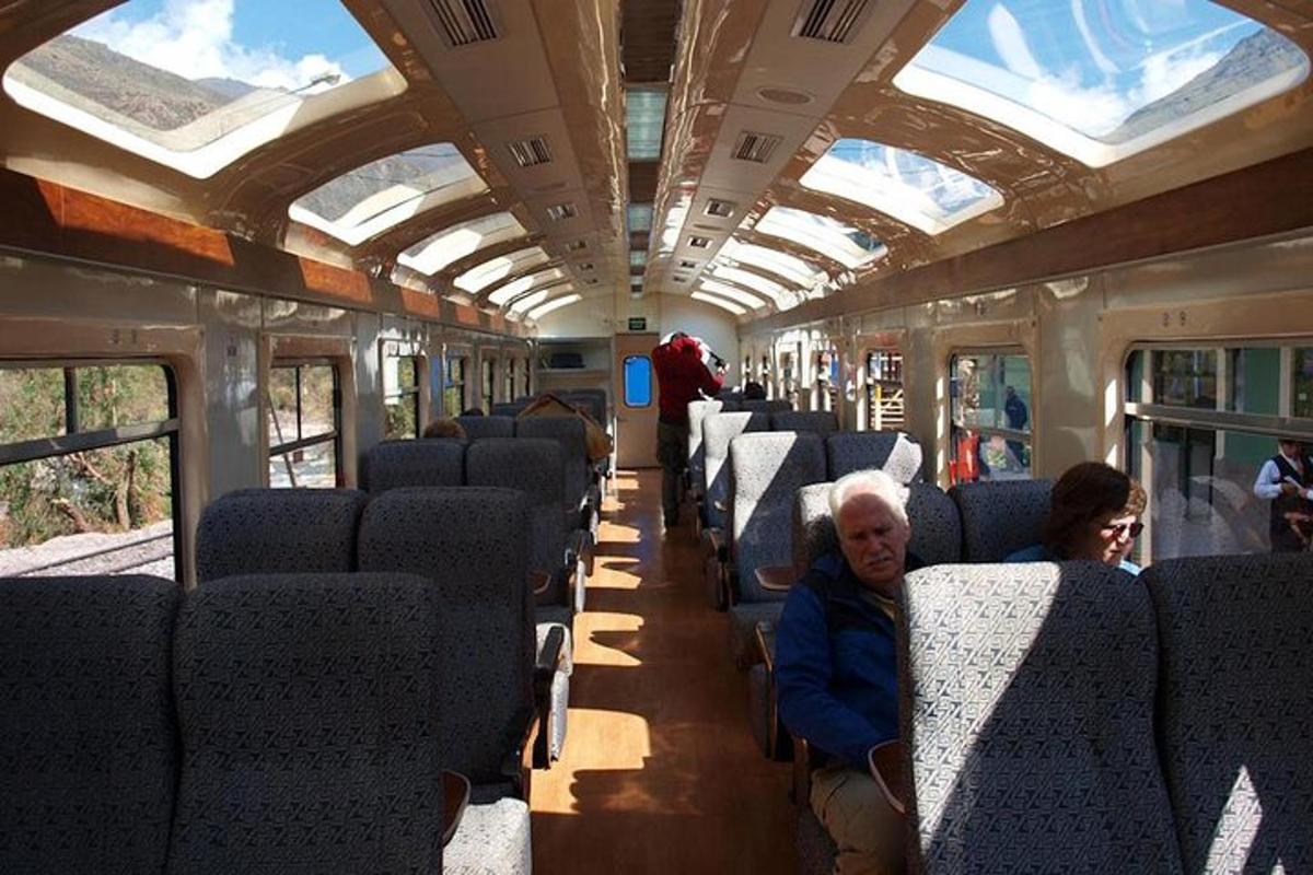 ein leerer Zugwaggon mit Menschen darin