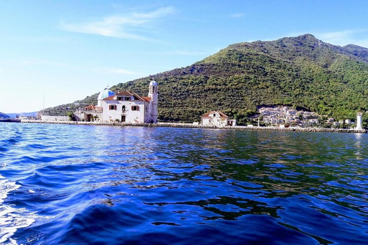 una casa sulla riva di uno specchio d'acqua