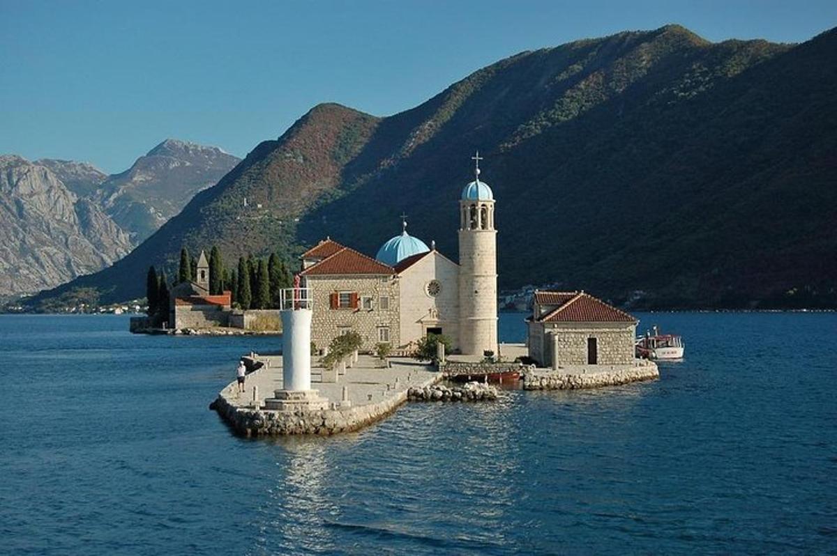 un'isola con una chiesa in mezzo all'acqua