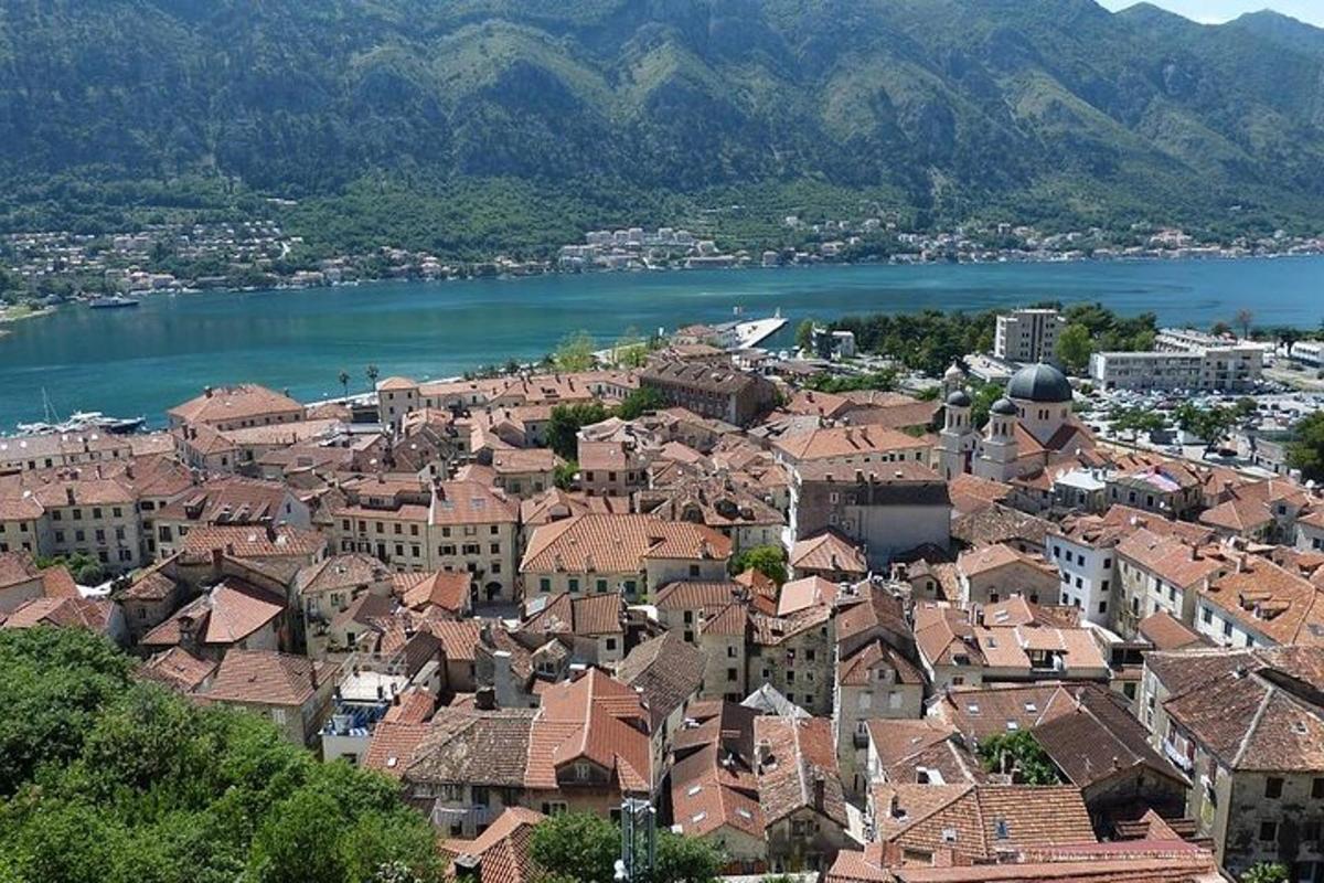 una vista aerea di una città vicino a uno specchio d'acqua