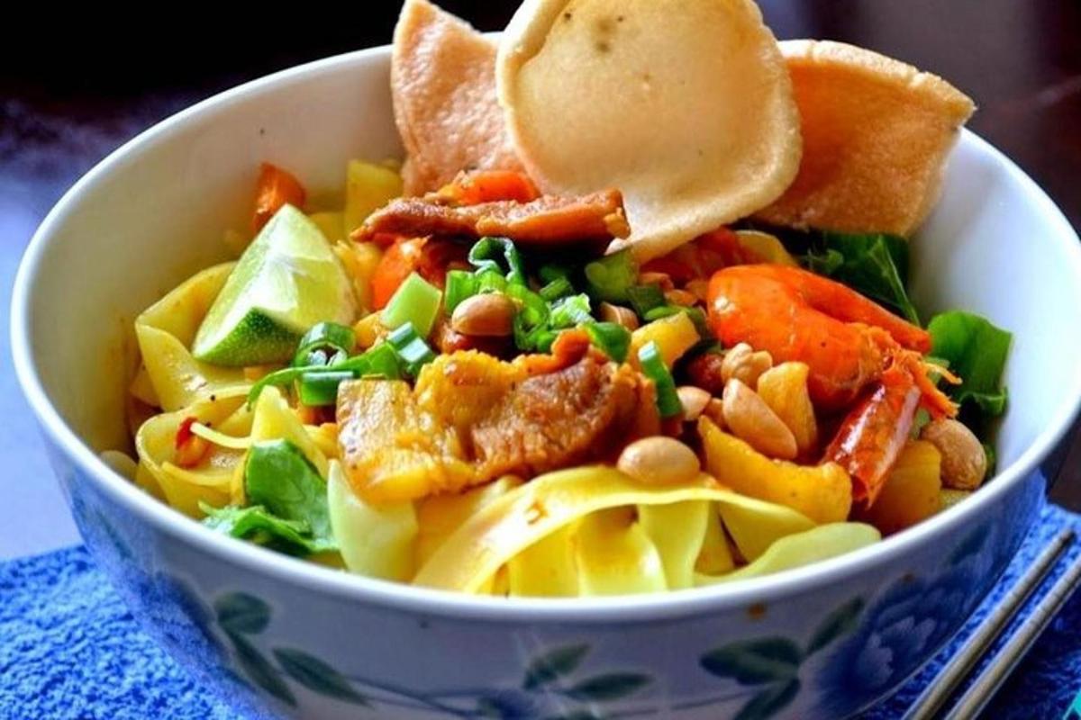 một bát thức ăn có thịt và rau trên bàn