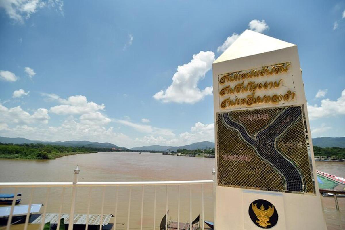 un monumento di fronte a un fiume con vista