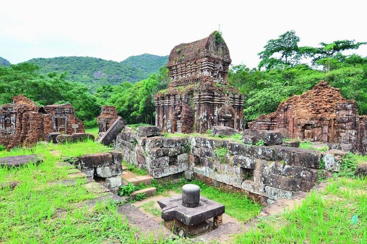 Un edificio antiguo en un campo con árboles al fondo.