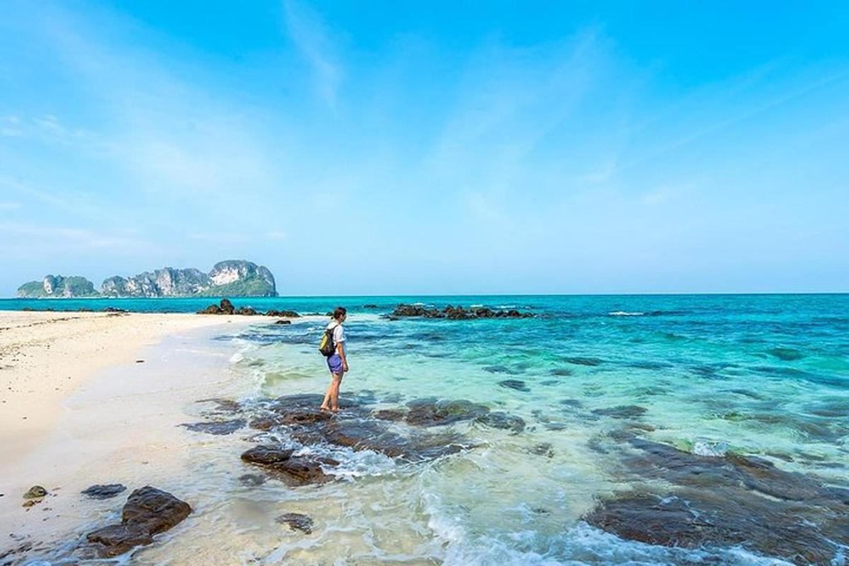 una donna in piedi nell'acqua su una spiaggia