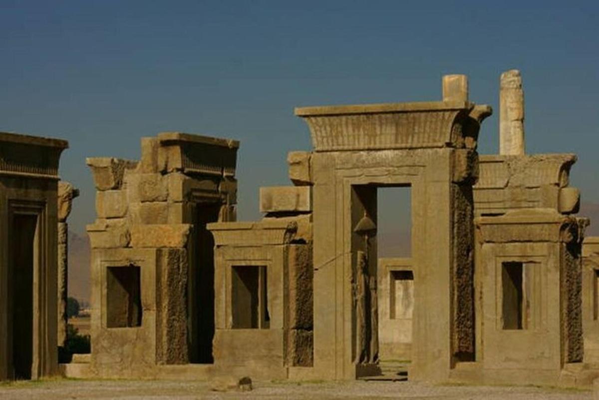 um edifício antigo com pilares no deserto