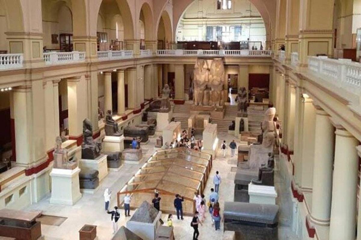 una vista d'un museu amb gent passejant