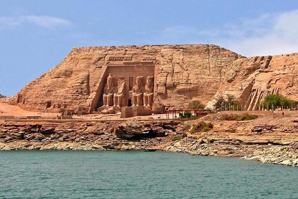 um edifício antigo na encosta de um penhasco