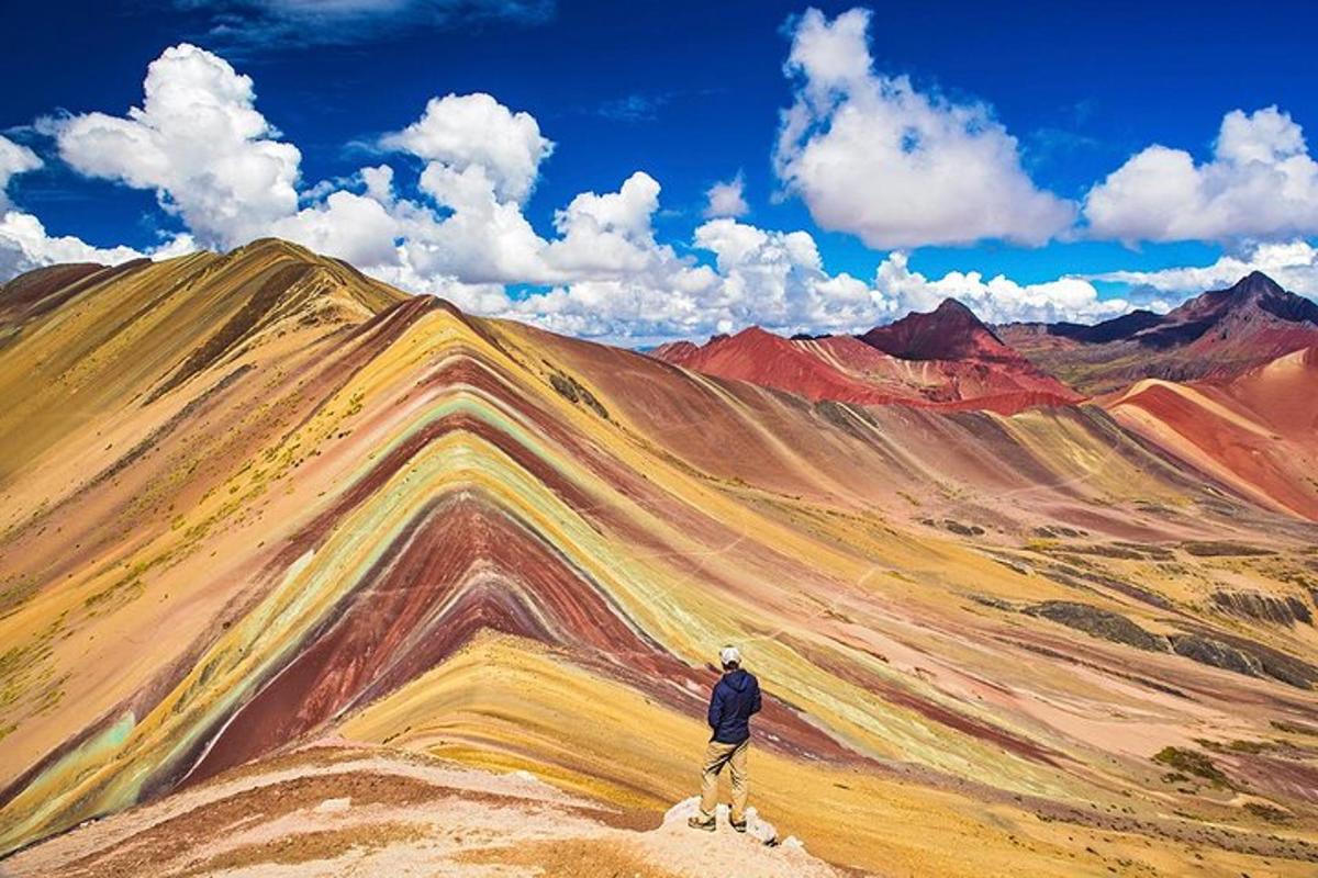un uomo in piedi sulla cima di una montagna