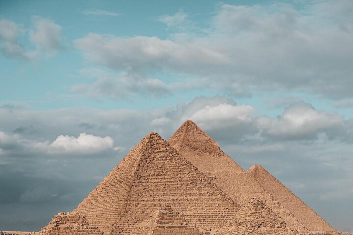 Una vista de las pirámides de Giza bajo un cielo nublado.