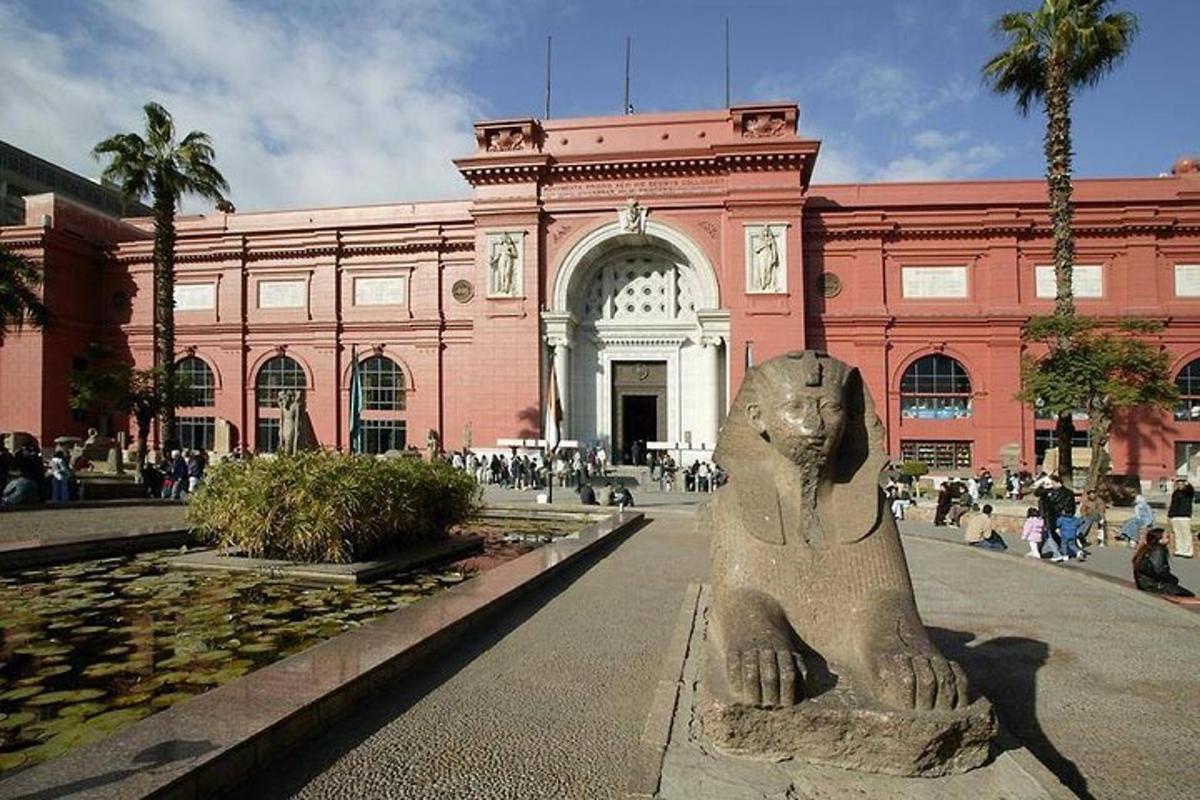 ein großes Gebäude mit einer Statue davor