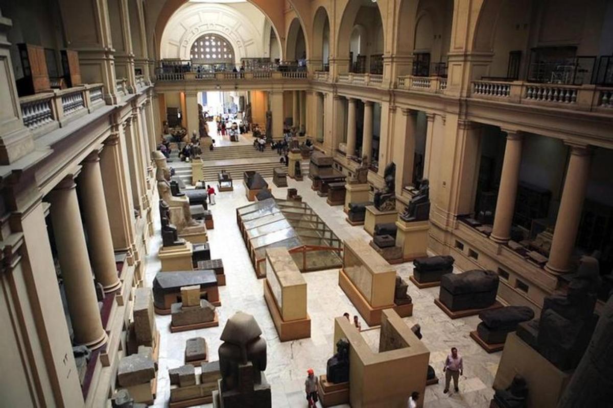 eine Draufsicht auf ein Museum mit Artefakten in einem Gebäude
