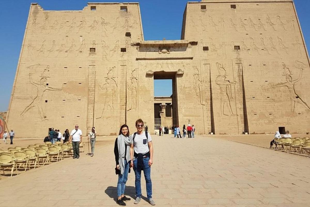 dues persones dempeus davant d'un edifici