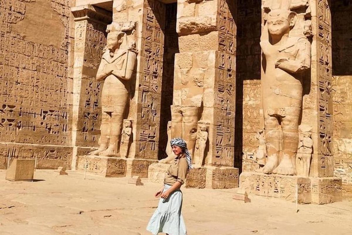 una dona dempeus davant d'un edifici amb estàtues