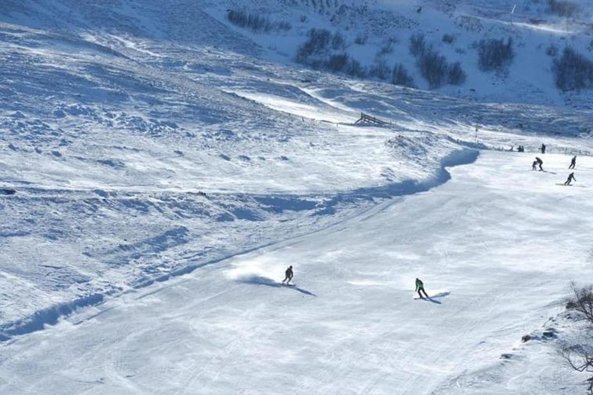 un gruppo di persone che sciano lungo un pendio innevato