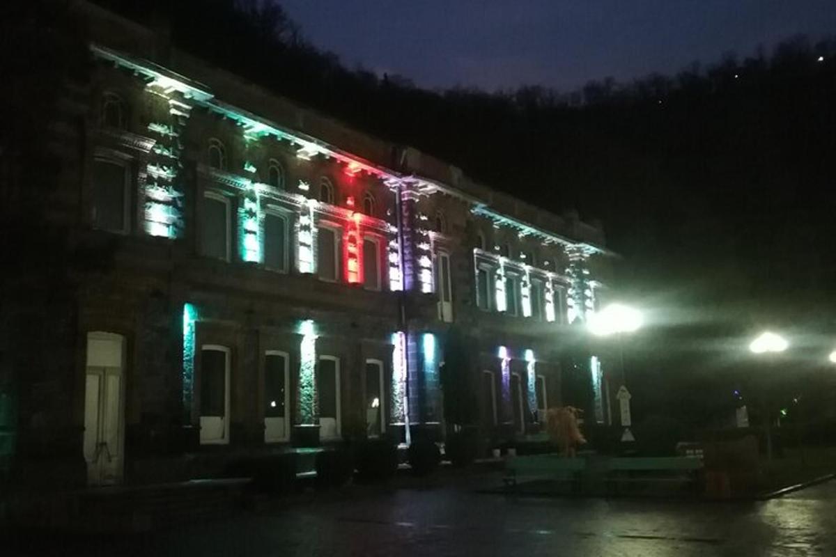 un edificio con luci di Natale di notte