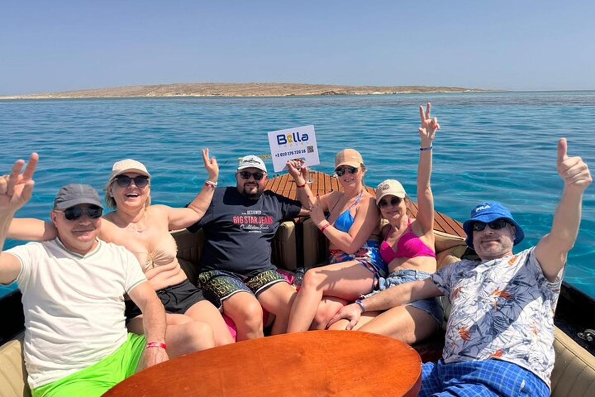 un gruppo di persone sedute su una barca sull'acqua
