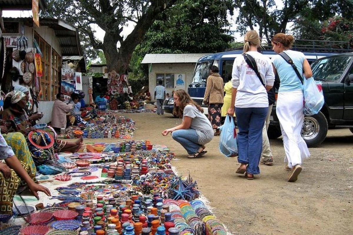 um grupo de pessoas caminhando por um mercado com mercadorias