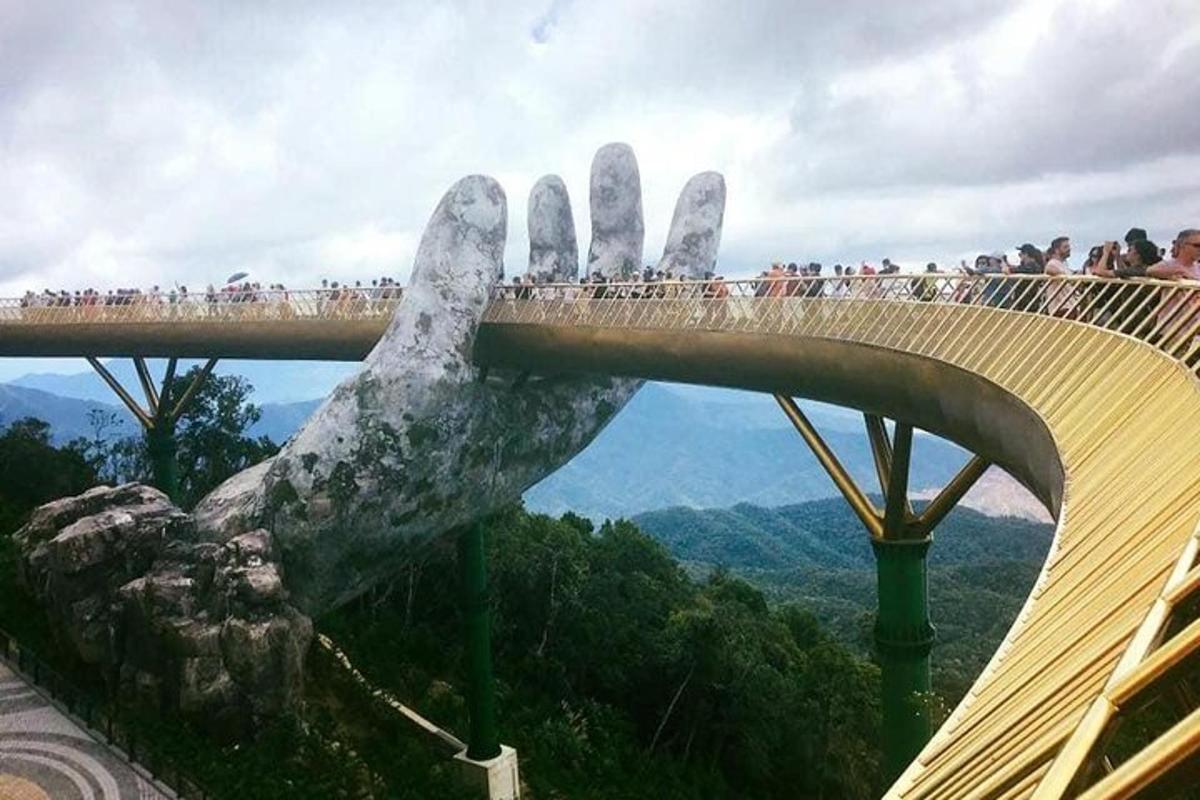 一只手伸过桥的雕像