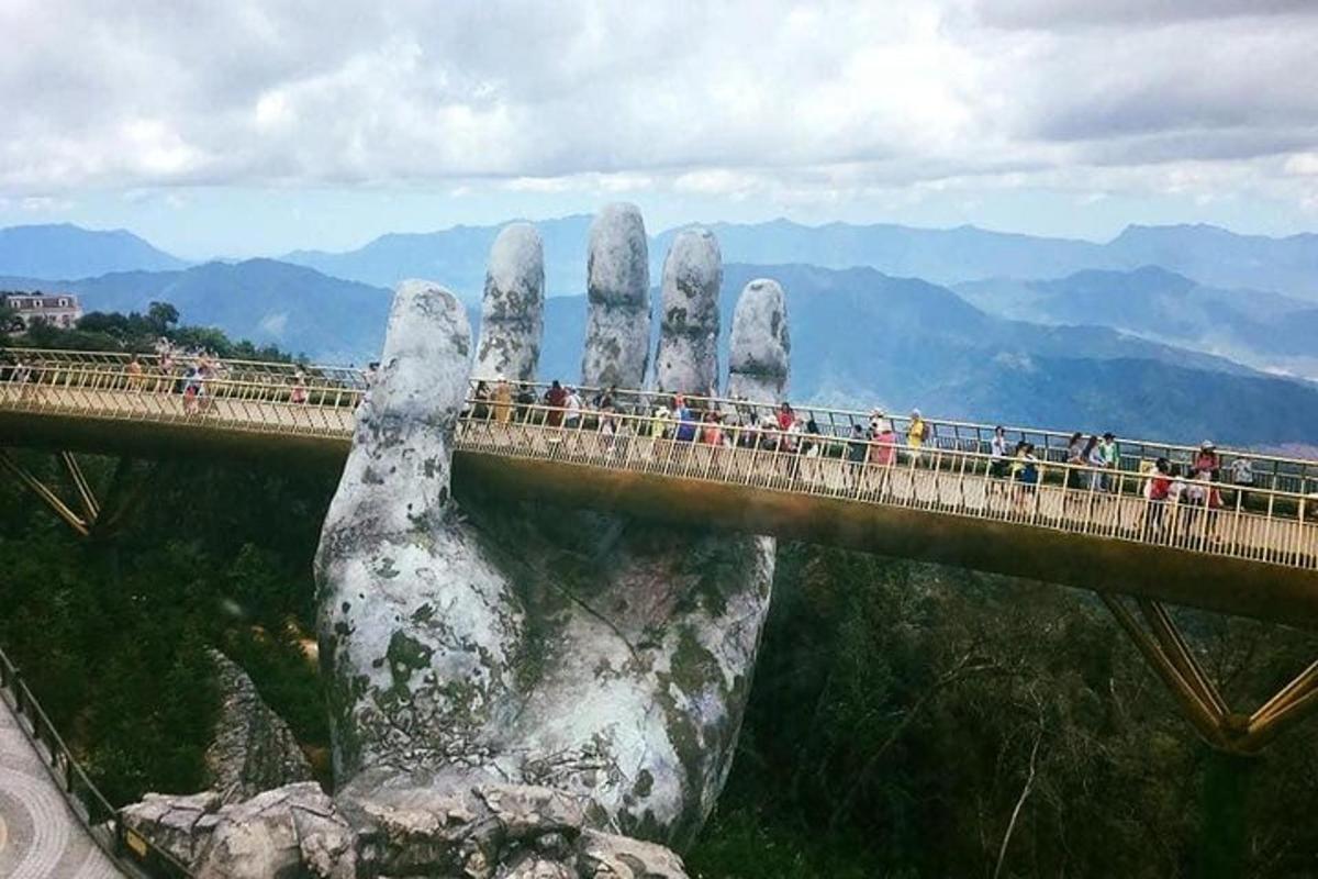 山顶上有一座巨手桥