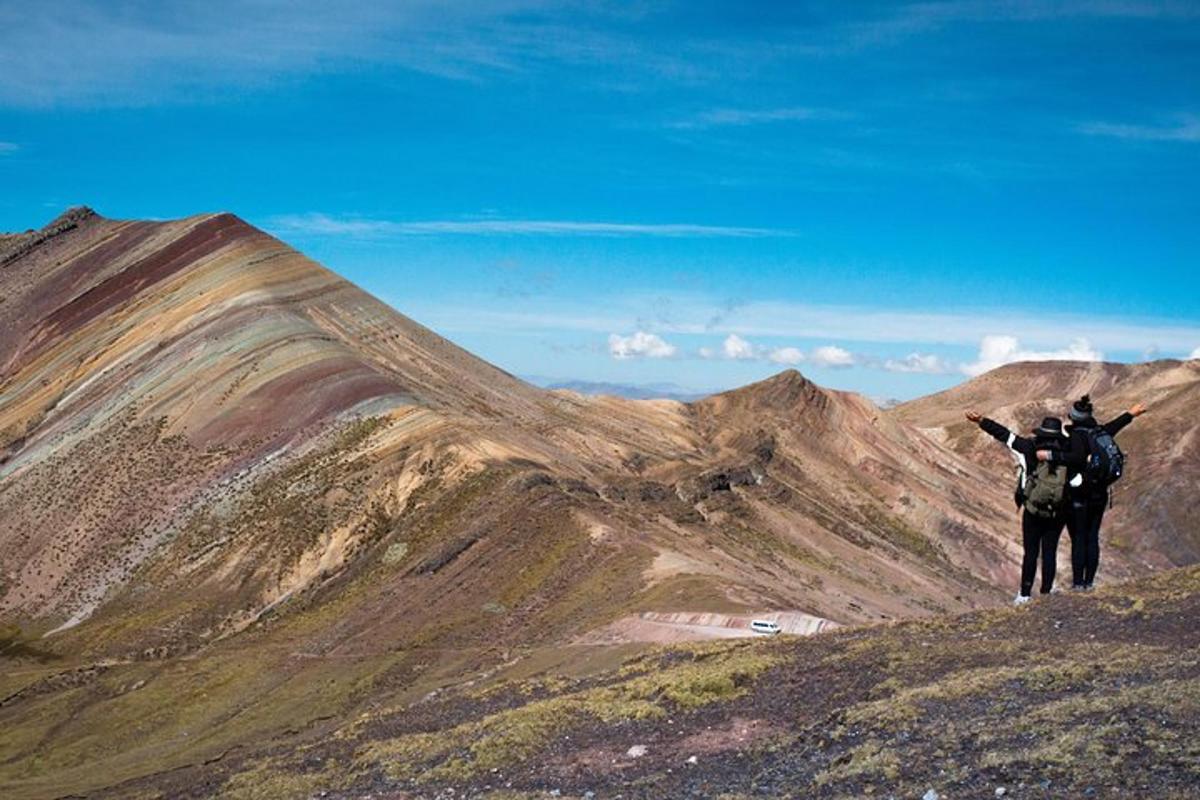 maður sem stendur á fjallstindi