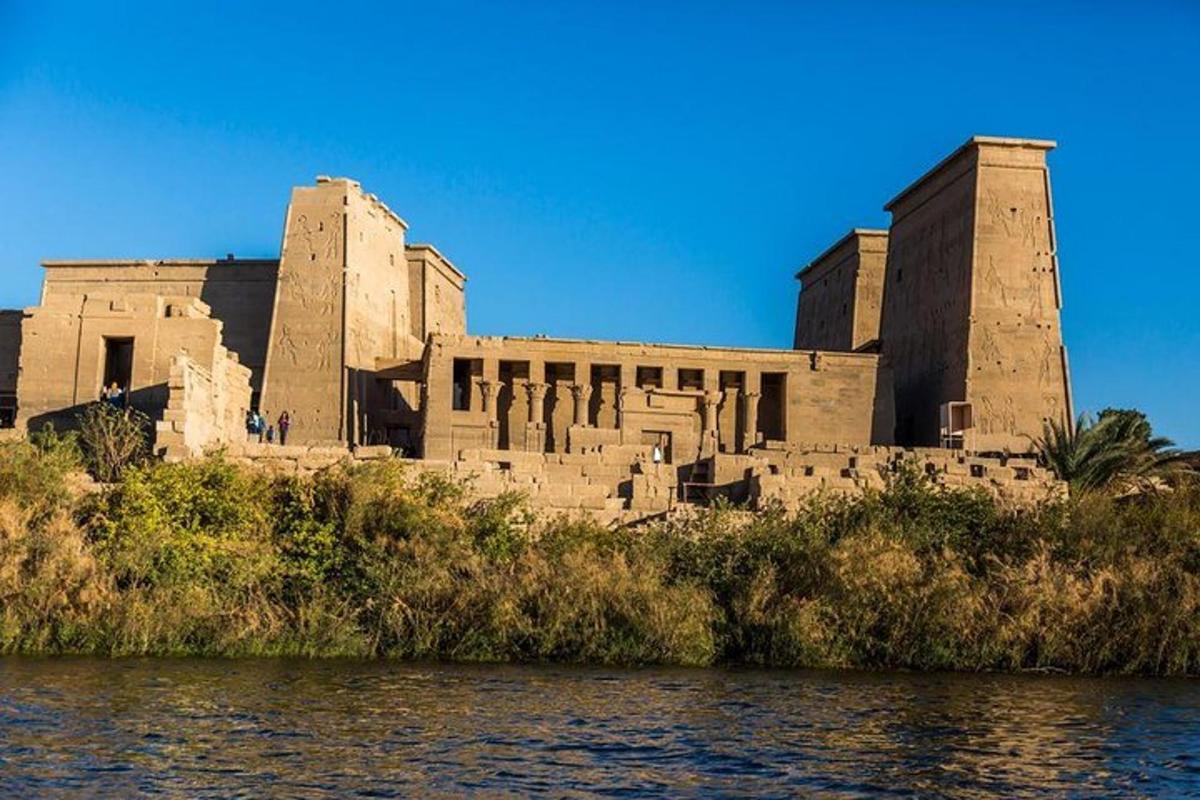 un vieux bâtiment au bord de l'eau