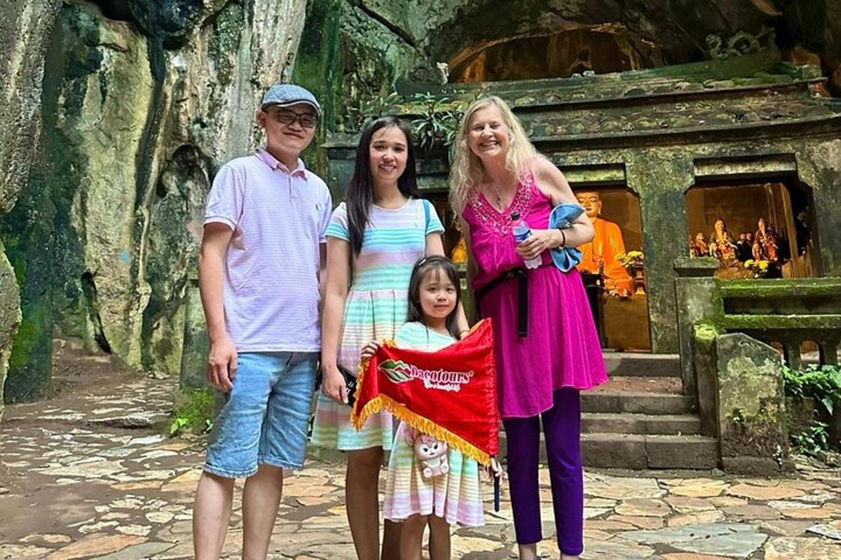 eine Familie posiert für ein Foto vor einem Tempel