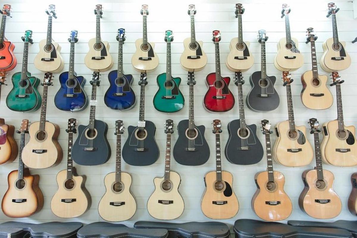 Un montón de guitarras colgadas en una pared