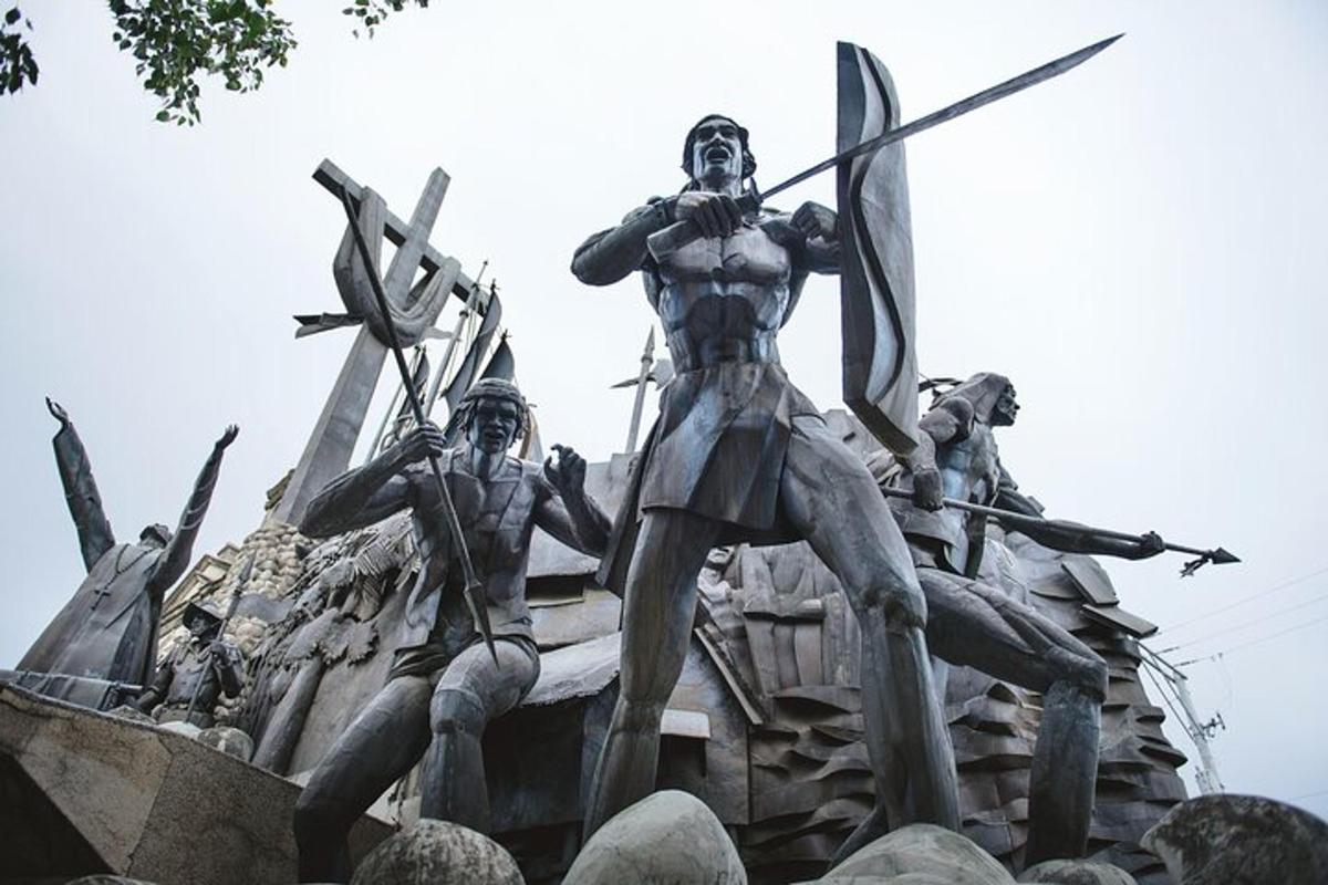 Una estatua de un grupo de hombres sosteniendo espadas