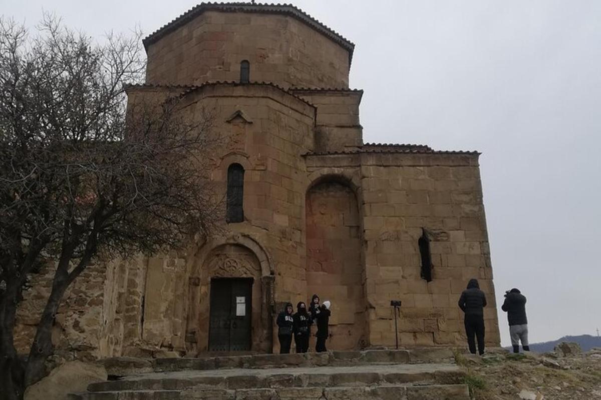 μια ομάδα ανθρώπων που στέκονται μπροστά σε ένα κτίριο