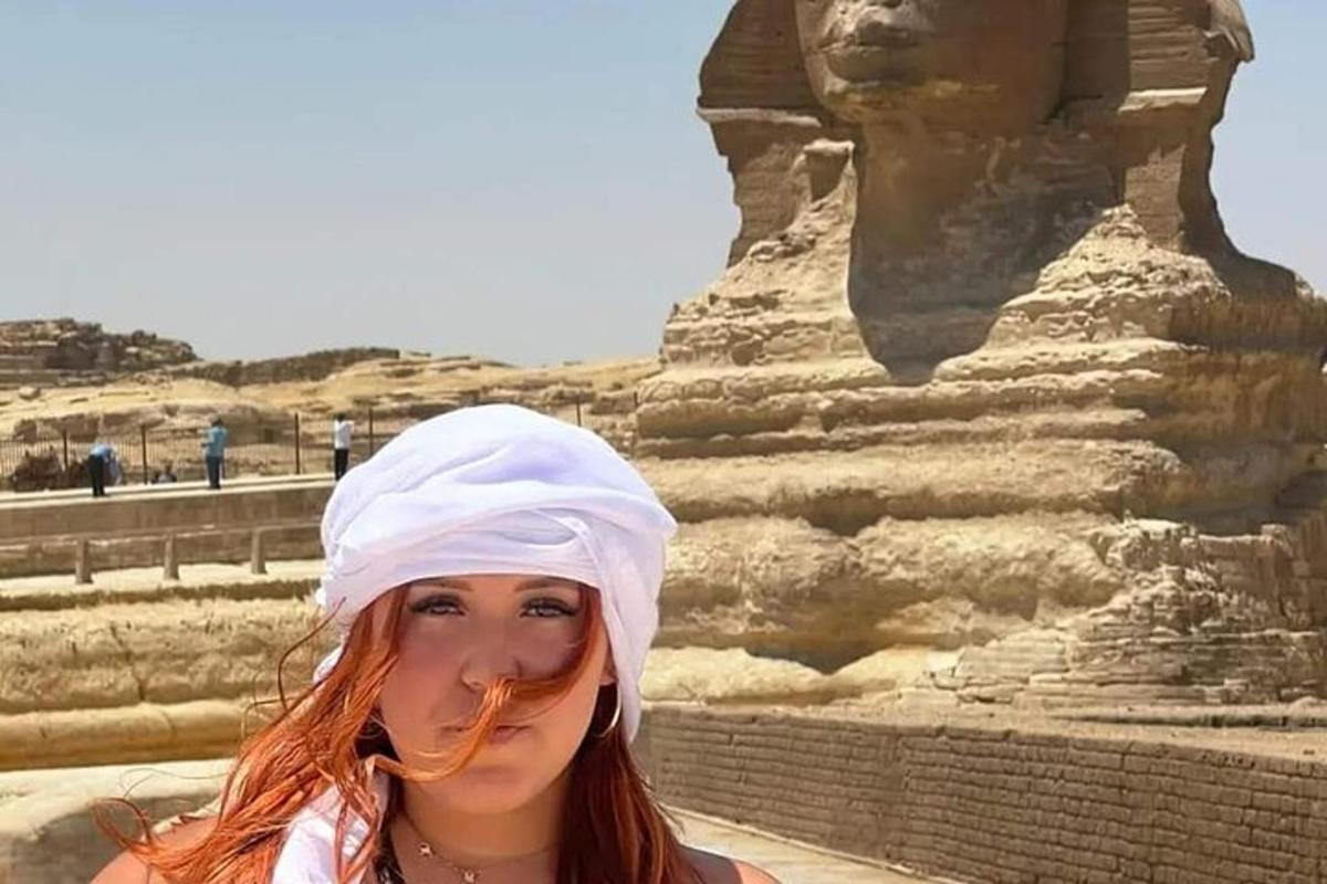seorang wanita bertudung di kepala di hadapan piramid
