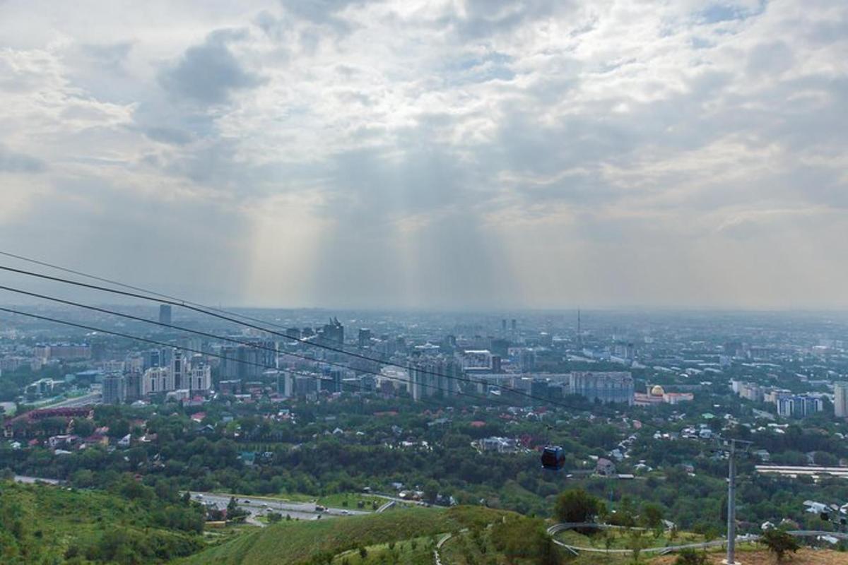 pohled na město s duhou na obloze