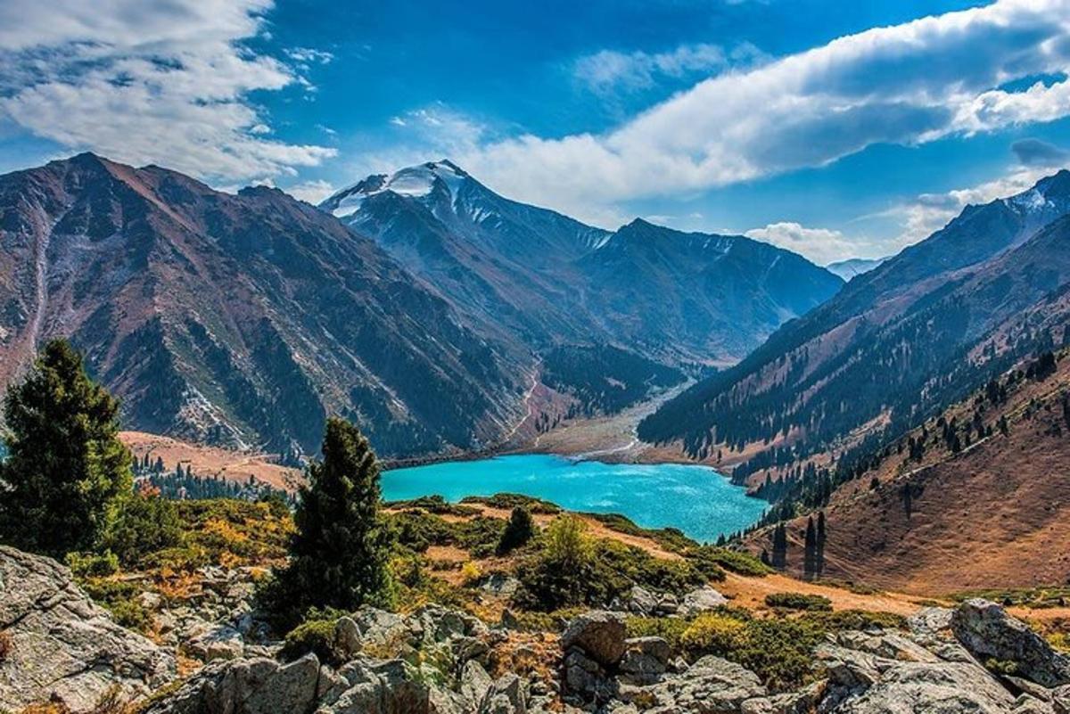 pohled na jezero v horském údolí
