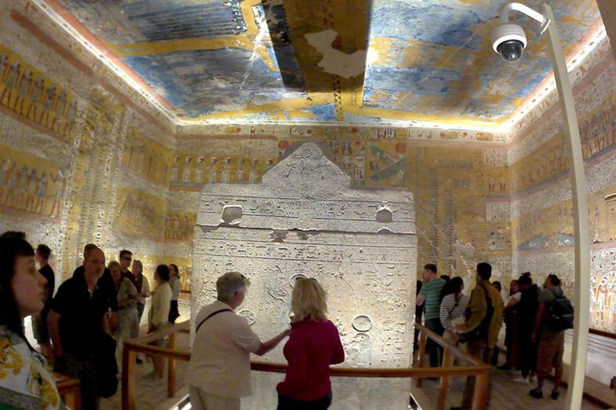sekelompok orang berdiri di museum dengan patung