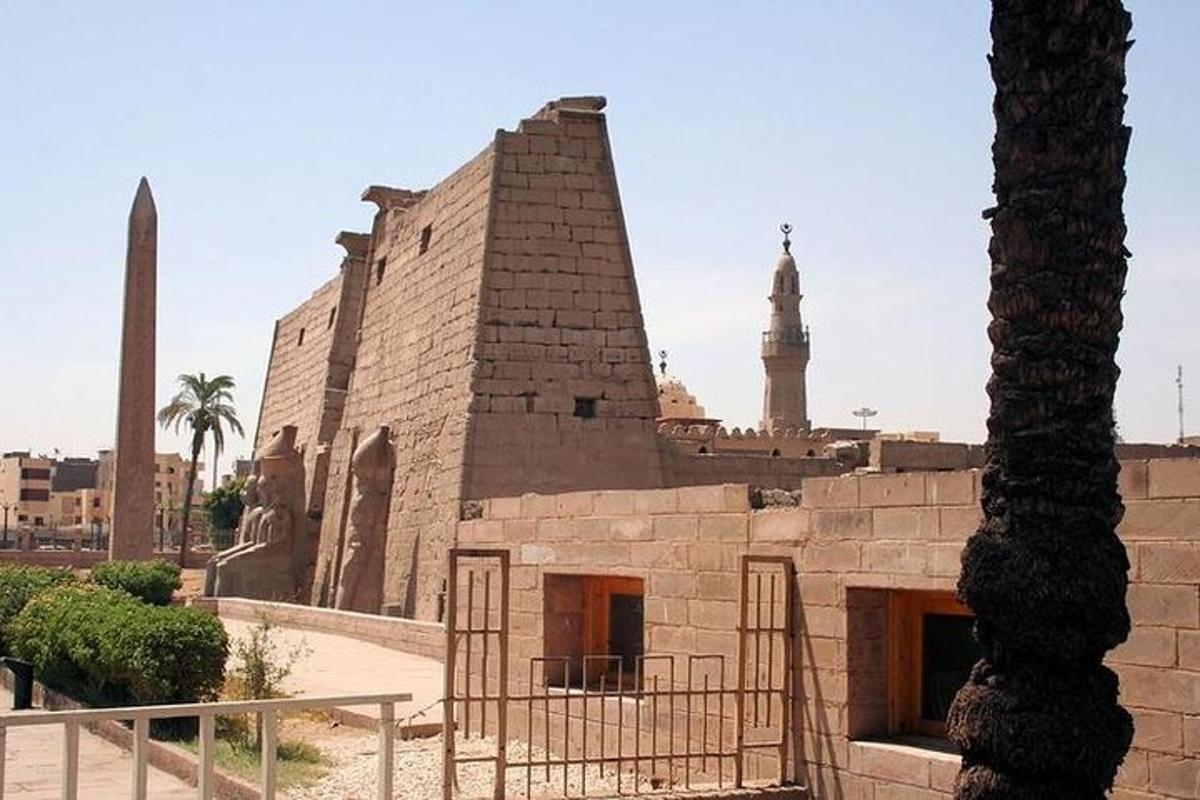 un edificio con una torre en medio de una ciudad