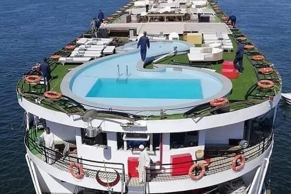 un crucero con piscina en el agua