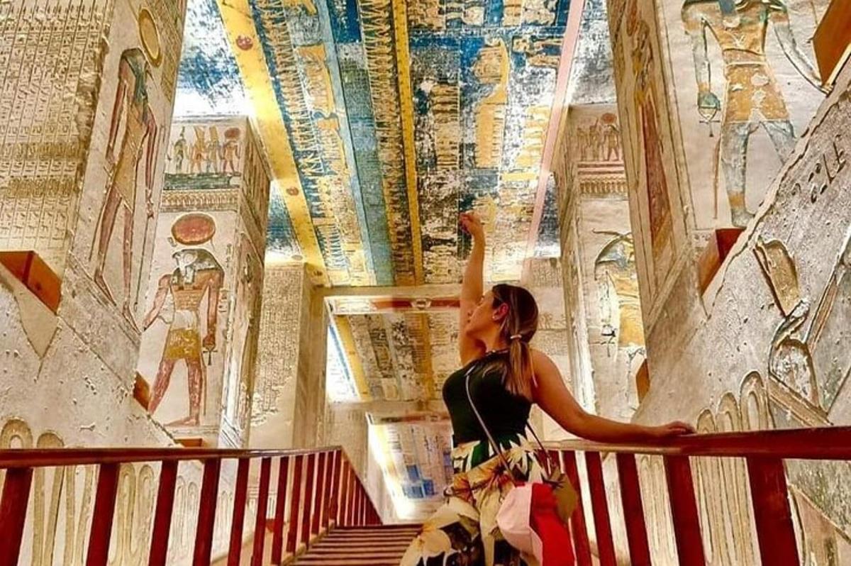 Una mujer parada en una escalera mirando mosaicos