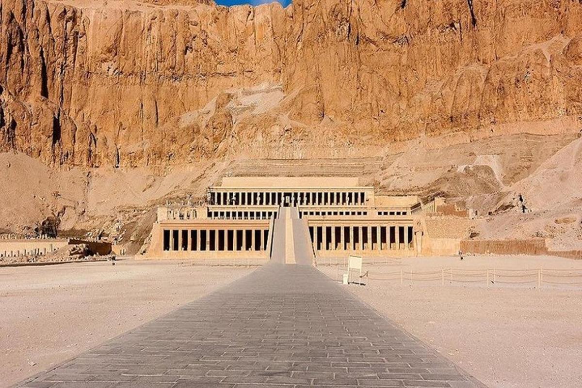 Un edificio en medio de un desierto cerca de una montaña.
